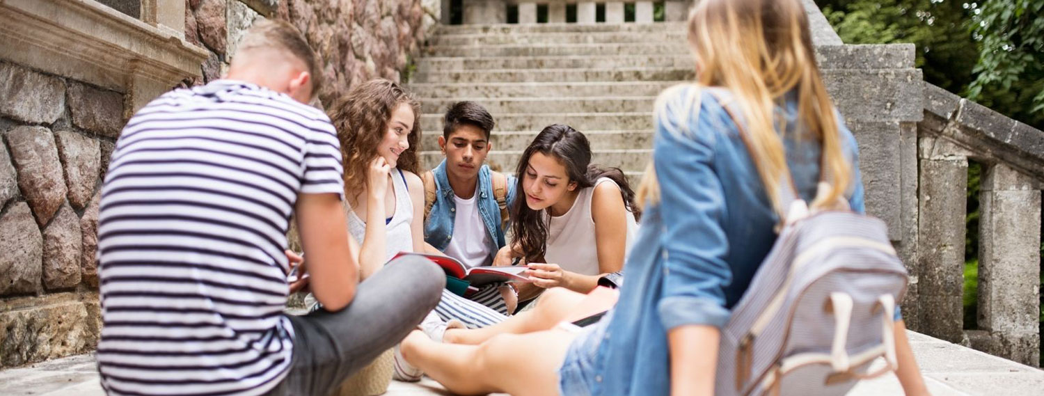 An image of kid's reading a magazine.