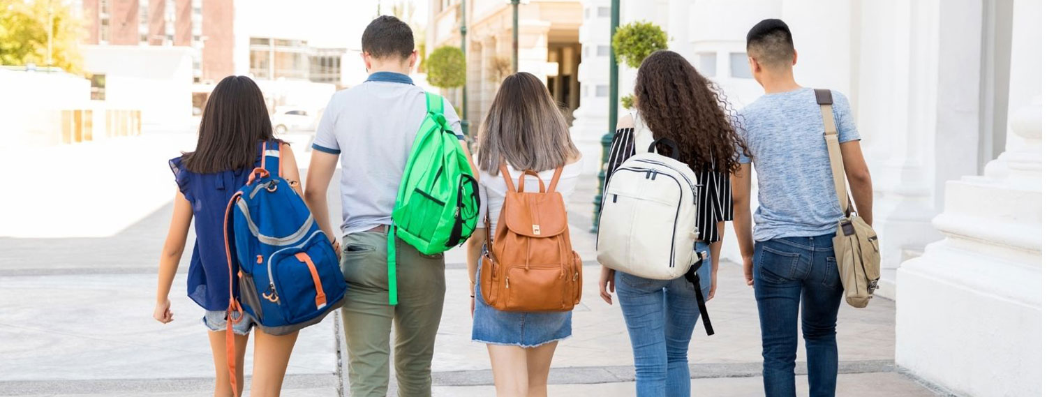 A group of kid's walking together.