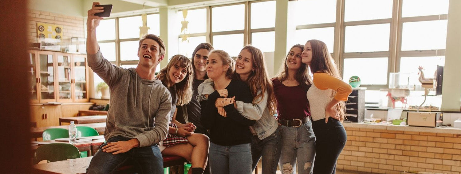 An image of kid's taking a selfie together.